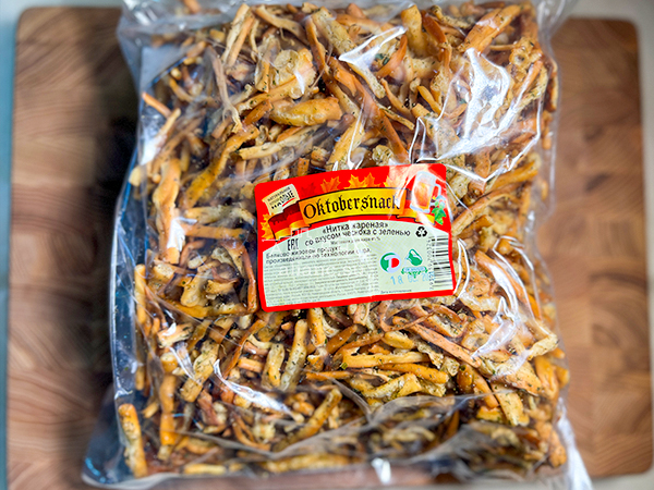 Нитка ЖАРЕНАЯ "Чеснок с зеленью" Oktobersnack 1 кг (сырный продукт) в Кисловодске